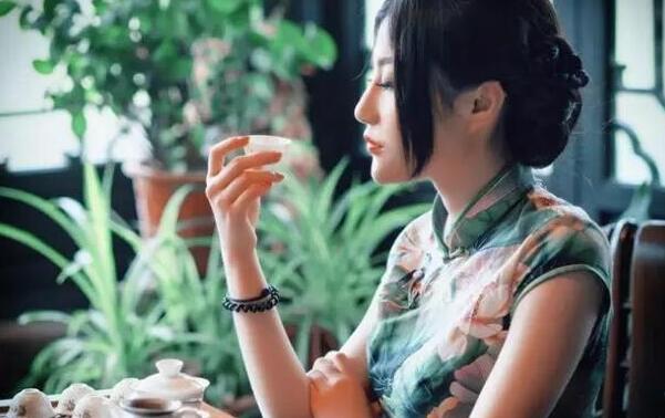 喝茶的时间有讲究，饮茶最佳的三个时间（早中晚三杯茶）